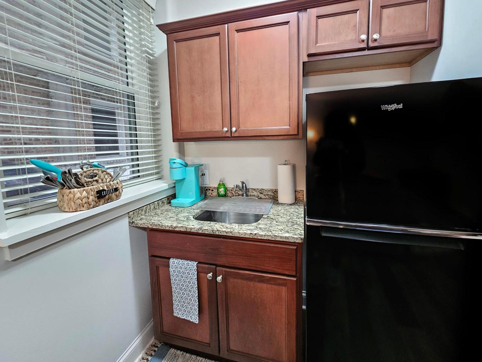 Cute + Cozy Studio At The Inman - 207 Champaign Exterior photo